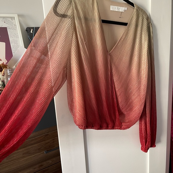 ASTR the Label OMBRE PLEATED SURPLICE TOP - Picture 7 of 8